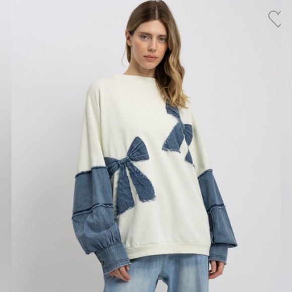 Blue velvet oversized White and Blue Bow Accent Top - Picture 2 of 2